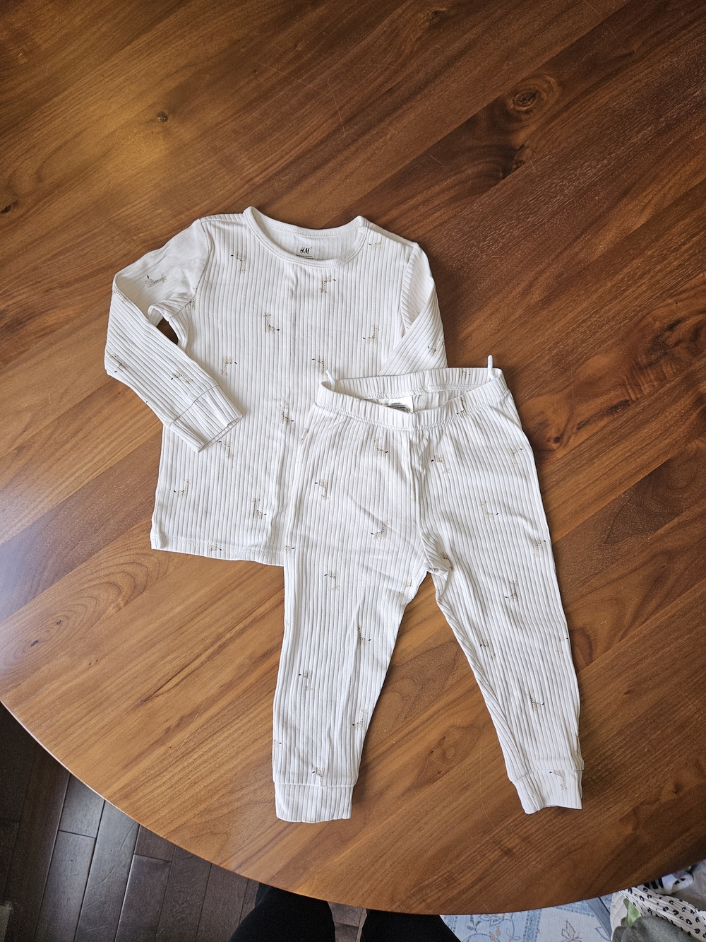 12-18M H&M Cream Ribbed Matching Set with Giraffe Pattern.